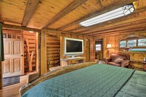 TV i/ili zabavni centar u objektu Honeys Cabin in McLeod Fish, Hike and Views!