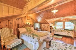 Krevet ili kreveti u jedinici u objektu Honeys Cabin in McLeod Fish, Hike and Views!