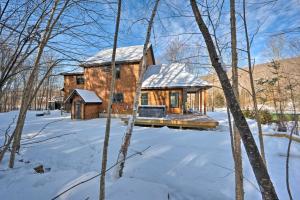 Walk to Loon Mtn Lift Luxe Family Home with Hot Tub v zimě