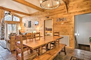 Honey Bear Hideaway with Hot Tub and Mtn Views!