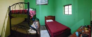 Habitación con 2 literas en una habitación verde. en CASA VIEJA del Centro Historico, en Quito