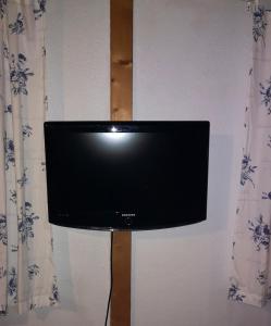 TV a/nebo společenská místnost v ubytování Viken - Cottage by Dalslands Canal