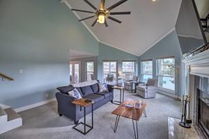 Galeriebild der Unterkunft Waterfront San Jacinto River Home with Boat Slip! in Houston