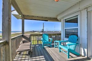 2 sillas en un porche con vistas al océano en West Galveston Home about Steps from Terramar Beach!, en Galveston