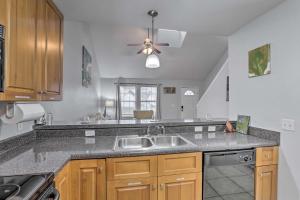 Köök või kööginurk majutusasutuses Tidy Tallahassee Townhome about 7 Mi to Downtown! +16 fotot