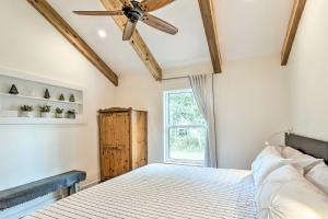 Schlafzimmer mit einem Bett und einem Deckenventilator in der Unterkunft Trendy Palm City Cottage with Porch on 5 Acres! in Stuart
