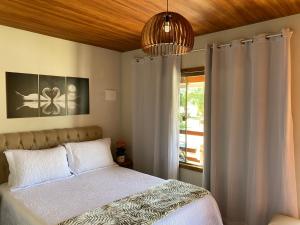 a bedroom with a bed and a window at Pousada Rancho na Serra in Espera Feliz +57 photos
