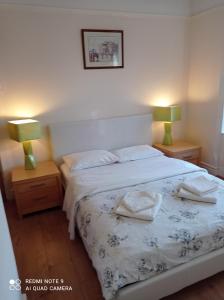 ein Schlafzimmer mit einem Bett und zwei Lampen an Tischen in der Unterkunft Atlas Oxford House in Oxford