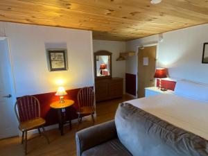 Una cama o camas en una habitación de Bromley View Inn