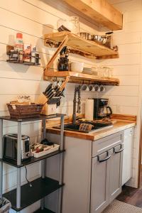 Кухня или мини-кухня в Alaskan Suites
