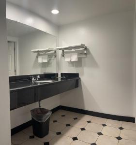 La salle de bains est pourvue d'un lavabo et d'un miroir. dans l'établissement Capital City Inn Downtown Convention Center, à Sacramento
