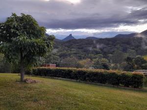 Vista generica sulle montagne o vista sulle montagne dall'interno del bed & breakfast
