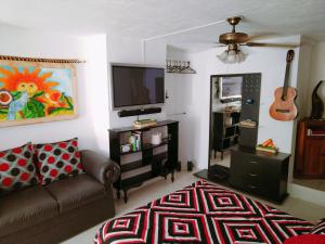 a living room with a couch and a flat screen tv at ¡Confortable y Privado! - Ubicado en Av. principal in Guadalajara