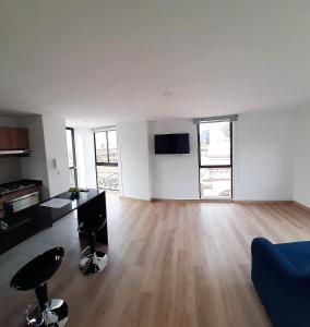 un salon vide avec un canapé et une table dans l'établissement New Comfortable Apartments in La Candelaria, Bogotá, à Bogotá