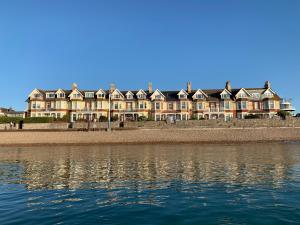 een groot gebouw aan de oever van een waterlichaam bij Dream View in Weymouth