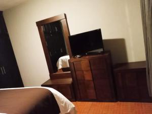 Televiisor ja/või meelelahutuskeskus majutusasutuses Hotel Suites La Fortuna