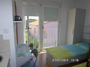Camera con letto e finestra con vista di House Danica Apartments & Rooms a Sukošan (San Cassiano)