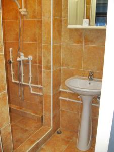 Baðherbergi á Amfora Rooms Caribrod