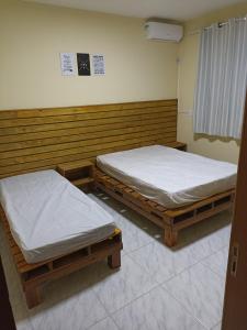 2 letti singoli posti a sedere in una camera con di Sevenresidence a Barra Velha Altre 10 foto