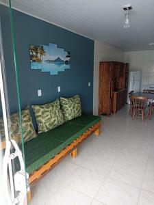 un soggiorno con un divano verde in una stanza di Sevenresidence a Barra Velha
