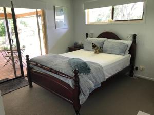 A bed or beds in a room at Noosa Lake Weyba