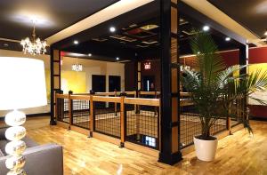Uma TV ou centro de entretenimento em Henry Norman Hotel