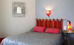 Un pat sau paturi într-o cameră la Hôtel Le Trinquet