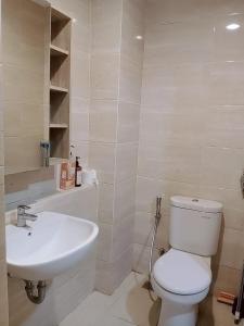 Ένα μπάνιο στο Apartement Springwood By LiviRooms Tangerang +23 φωτογραφίες