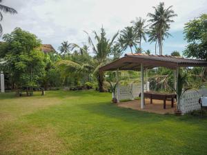een park met een bankje en een paviljoen bij Beach Corner Weligama in Weligama
