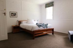 מיטה או מיטות בחדר ב-Muriwai Lodge