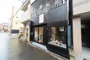 przednia część sklepu z oknem wystawowym na ulicy w obiekcie 民泊 古 w Osace