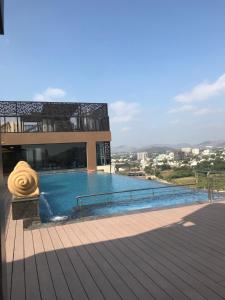 Der Swimmingpool an oder in der Nähe von Howard Johnson by Wyndham Udaipur Roop Nagar