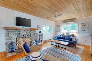uma sala de estar com um sofá e uma lareira em Portside em Boothbay Harbor