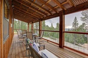 eine abgeschirmte Veranda mit einem Tisch und Stühlen in der Unterkunft Spacious Room & Views, 18 guests-Dream Catcher in Lead