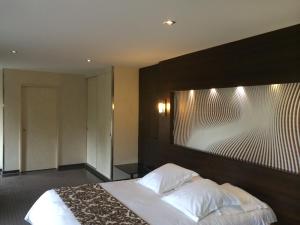 Llit o llits en una habitació de Hôtel Saint Alban