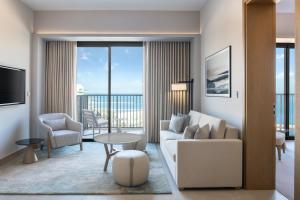 Vida Beach Resort Marassi Al Bahrain في المنامة: غرفة معيشة مع أريكة وطاولة