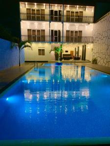 una gran piscina frente a un edificio por la noche en ruwanara royal majestry en Ambagahagedara