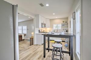 Cucina o angolo cottura di Pet-Friendly Cottage, 3 Blocks to Main St!