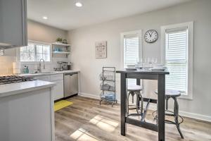 Cucina o angolo cottura di Pet-Friendly Cottage, 3 Blocks to Main St!