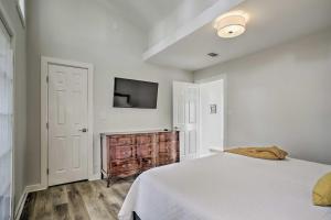 Letto o letti in una camera di Pet-Friendly Cottage, 3 Blocks to Main St!