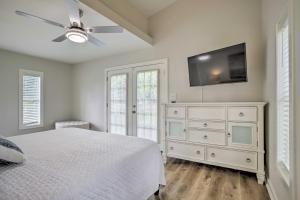 Letto o letti in una camera di Pet-Friendly Cottage, 3 Blocks to Main St!