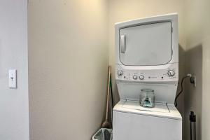 Foto dalla galleria di Pet-Friendly Cottage, 3 Blocks to Main St! a Tomball