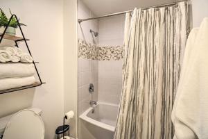 Ένα μπάνιο στο Updated Port Orchard Home, Walk to Waterfront +18 φωτογραφίες