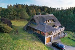 Vaade majutusasutusele Spacious house with stunning views and sauna in Amatciems linnulennult