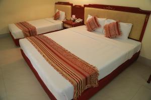 A bed or beds in a room at Hotel Metro International