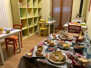 stół z talerzami jedzenia na górze w obiekcie B&B Il castagno w mieście Roccavione