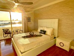 ein Schlafzimmer mit einem Bett mit einer Schleife darauf in der Unterkunft Deluxe waterfront one bedroom apartment with Miami Skyline view, free parking 5 mins drive to Miami Beach in Miami Beach