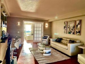 ein Wohnzimmer mit Sofa und Tisch in der Unterkunft Deluxe waterfront one bedroom apartment with Miami Skyline view, free parking 5 mins drive to Miami Beach in Miami Beach