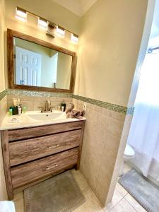 ein Badezimmer mit Waschbecken und Spiegel in der Unterkunft Deluxe waterfront one bedroom apartment with Miami Skyline view, free parking 5 mins drive to Miami Beach in Miami Beach + 23 Fotos