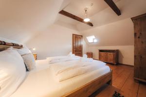 ein Schlafzimmer mit einem großen Bett mit weißer Bettwäsche in der Unterkunft Becirk in Štramberk